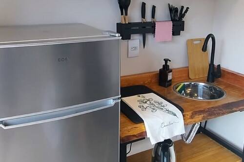 Vila conforto, vista para o jardim | Cozinha privada | Frigobar, micro-ondas, cooktop, cafeteira/chaleira