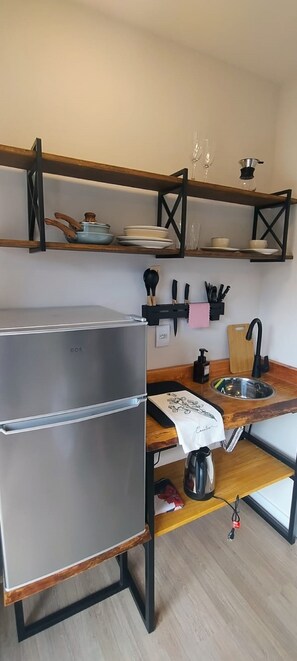 Comfort Villa, Garden View | Private kitchen | Mini-fridge, microwave, stovetop, electric kettle - MEDIEVAL VILLAGE LOFTS (Canela)