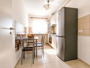 Fridge, microwave, oven, cookware/dishes/utensils - Panoramic by Interhome (Brașov)