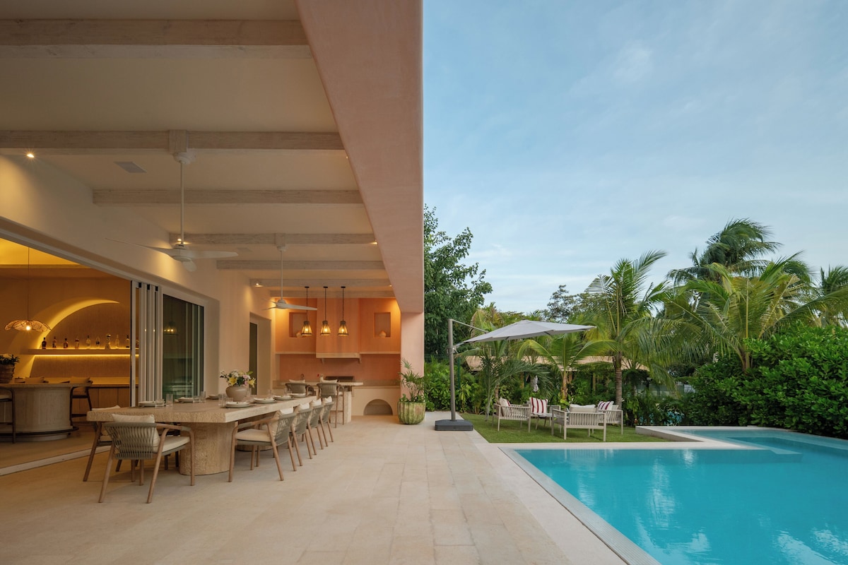 Villa Casa Coral | Living area | 75-inch Smart TV with digital channels
