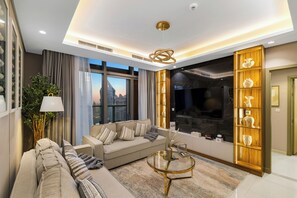 Deluxe-Apartment, Stadtblick | Wohnbereich | Kinderspielzeug