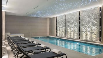 Un sauna, una bañera de hidromasaje, baño turco, baño turco/hammam