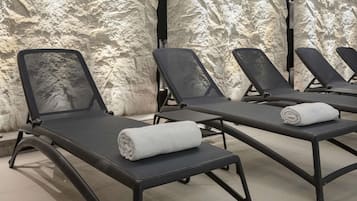 Un sauna, una bañera de hidromasaje, baño turco, baño turco/hammam