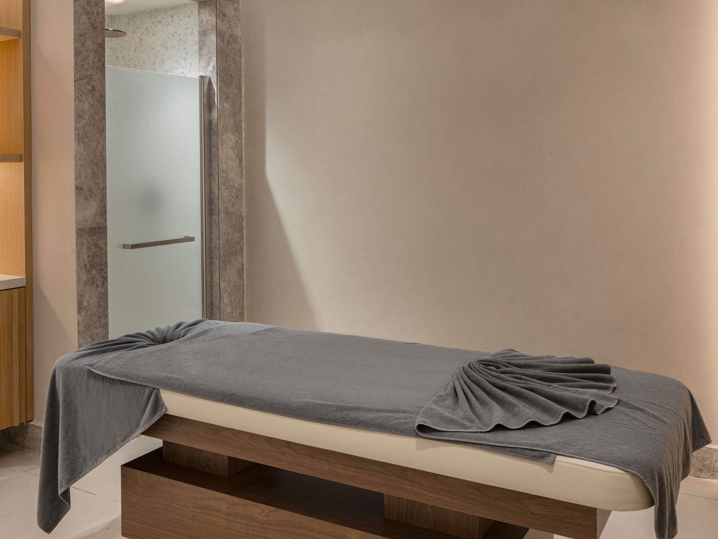 Un sauna, una bañera de hidromasaje, baño turco, baño turco/hammam
