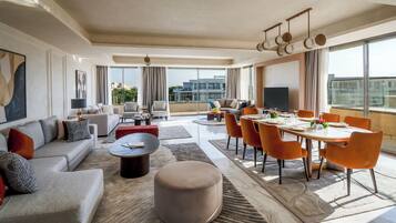 Suite Luxe, 1 chambre (Skyline with infinity pool) | Restauration dans la chambre