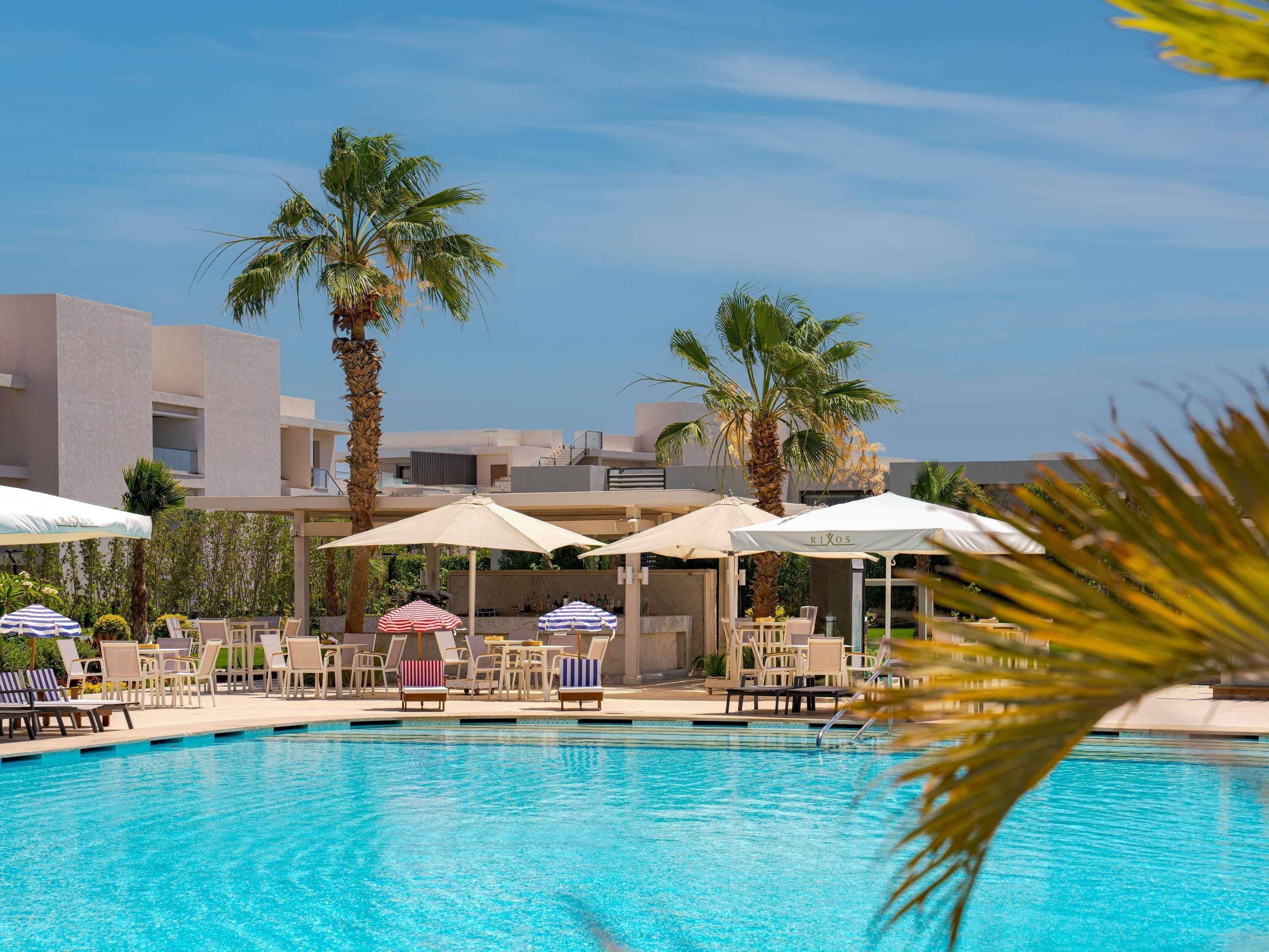 3 bars/lounges, beach bar