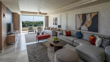 Ein modernes Wohnzimmer mit einer Couch, einem Couchtisch und einem Fernseher.