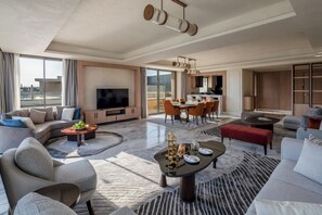 Suite - 1 soveværelse (Skyline with infinity pool) | Opholdsområde | 45-tommers LCD-tv med satellitkanaler