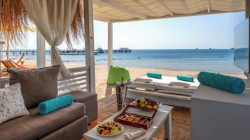 Plage privée, cabines (en supplément), parasols, serviettes de plage