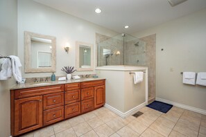 Shower, hair dryer, towels - New! Dog Friendly Lake Access Home w/ Hot Tub (Swanton)