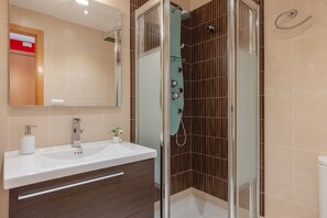 Shower, hair dryer, towels - 'Bapu' Apartment with Balcony and Wi-Fi (L'Aldea)