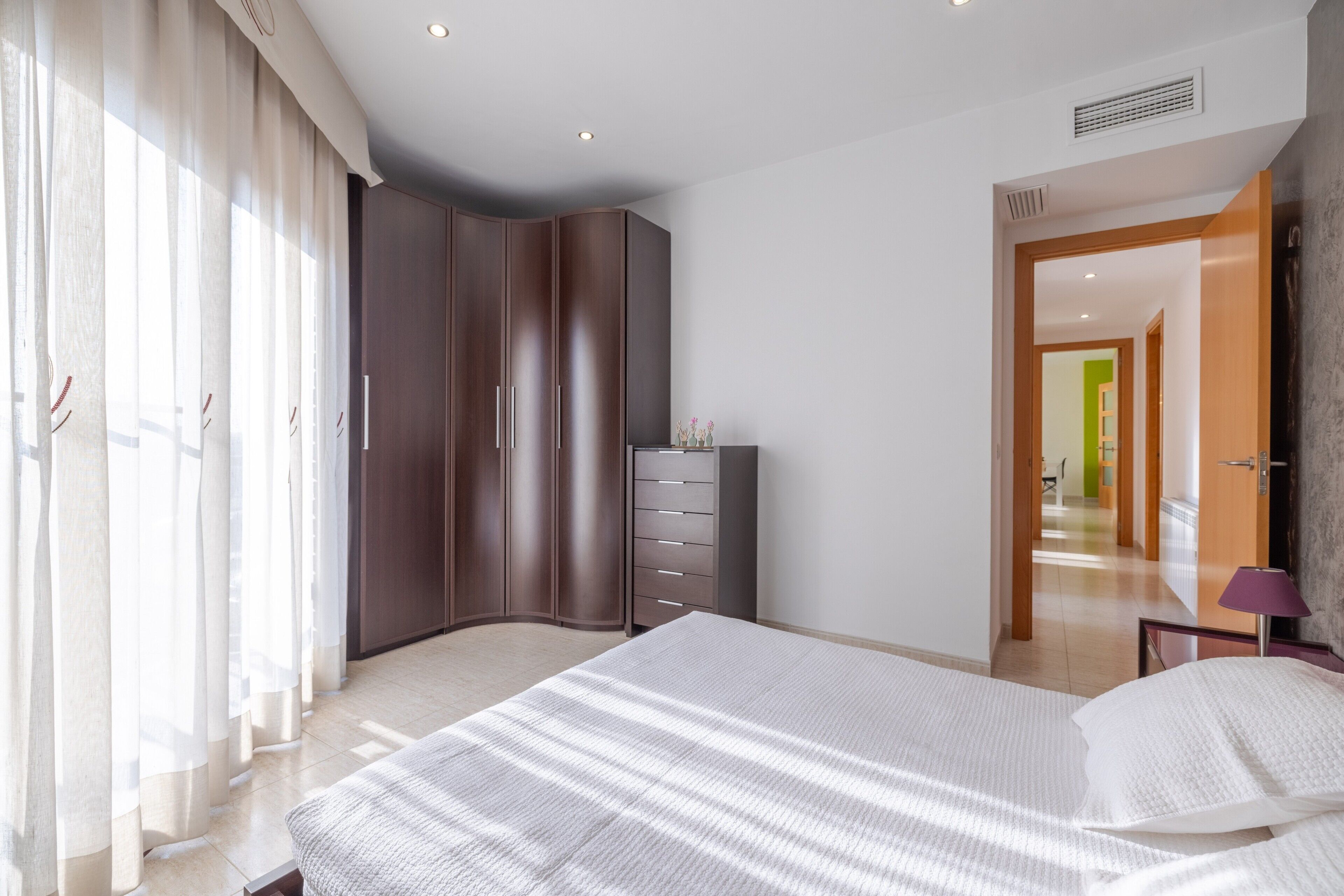 3 habitaciones, tabla de planchar con plancha, wifi y ropa de cama 