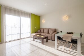 TV - 'Bapu' Apartment with Balcony and Wi-Fi (L'Aldea)
