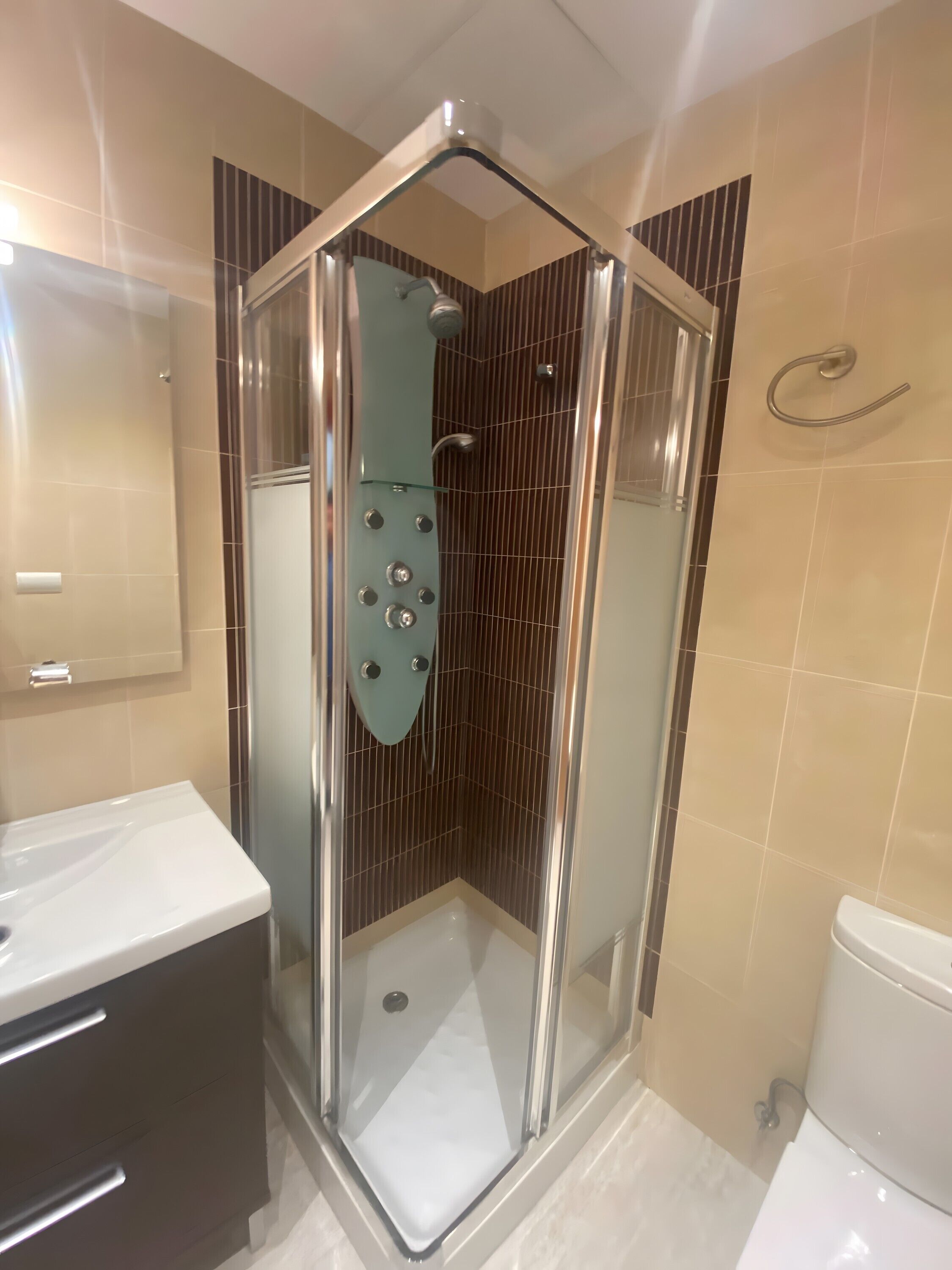 Douche, sèche-cheveux, serviettes fournies