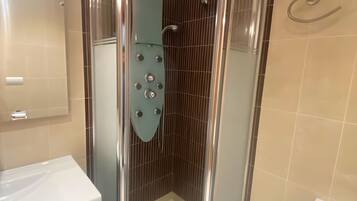 Douche, sĂšche-cheveux, serviettes fournies