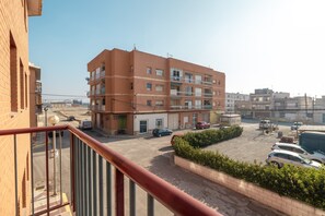 Property grounds - 'Bapu' Apartment with Balcony and Wi-Fi (L'Aldea)