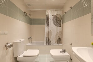 Shower, hair dryer, towels - 'Bapu' Apartment with Balcony and Wi-Fi (L'Aldea)
