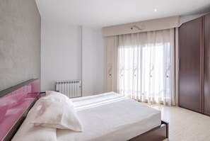 3 bedrooms, iron/ironing board, WiFi, bed sheets - 'Bapu' Apartment with Balcony and Wi-Fi (L'Aldea)