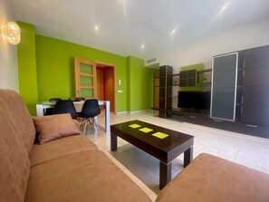 TV - 'Bapu' Apartment with Balcony and Wi-Fi (L'Aldea)