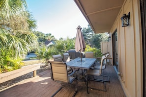 Outdoor dining - Dream Vacation House ~ community pool & near golf (Hilton Head Island)