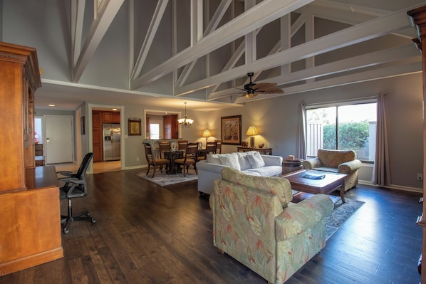 Smart TV - Dream Vacation House ~ community pool & near golf (Hilton Head Island)