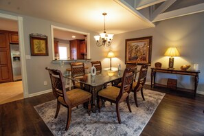 Dining - Dream Vacation House ~ community pool & near golf (Hilton Head Island)