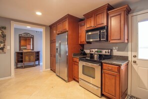 Fridge, microwave, oven, stovetop - Dream Vacation House ~ community pool & near golf (Hilton Head Island)