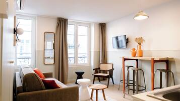 Popincourt 31 | Área de sala de estar | Smart TV de 43 pulgadas con canales por cable y Netflix