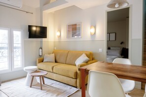 Popincourt 23 | Coin séjour | TV connectée de 43 pouces avec chaînes par câble, Netflix