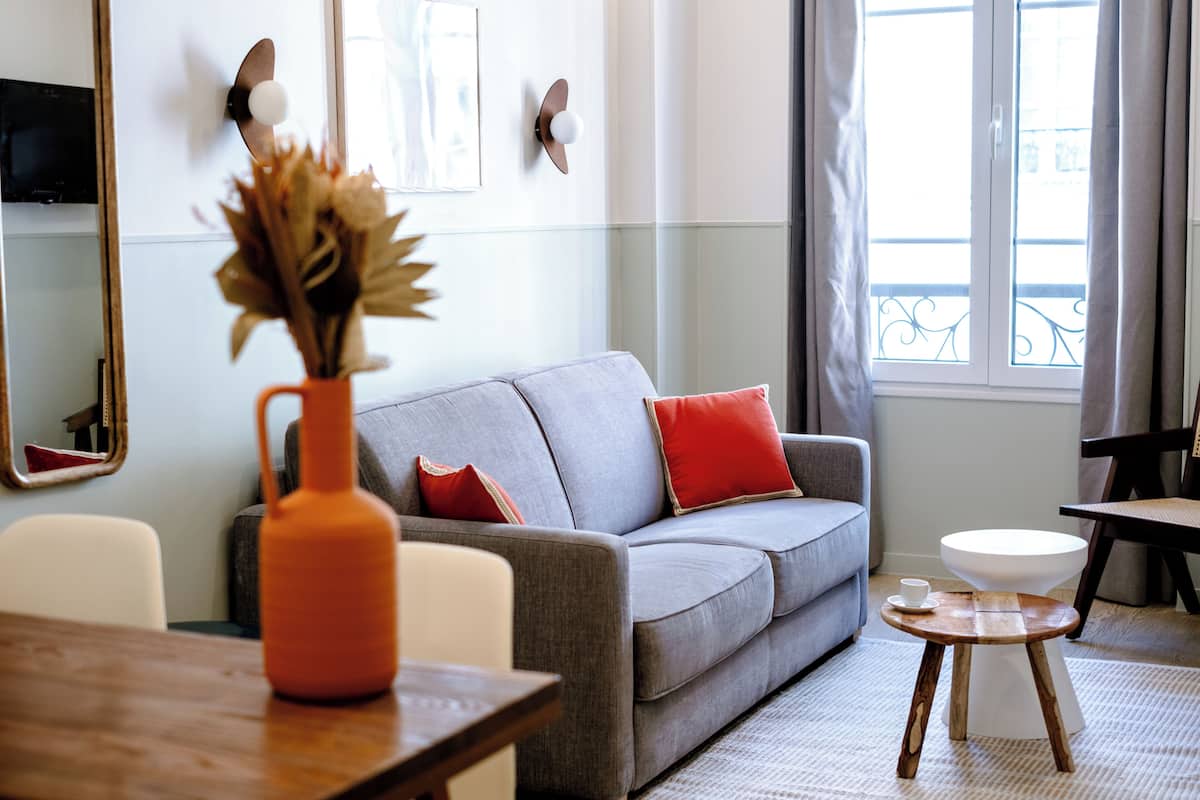 Popincourt 32 | Área de sala de estar | Smart TV de 43 pulgadas con canales por cable y Netflix