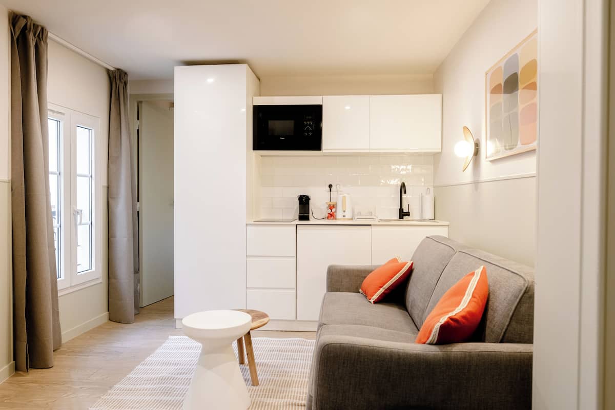 Popincourt 12 | Área de sala de estar | Smart TV de 43 pulgadas con canales por cable y Netflix