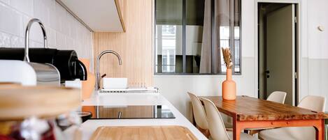 Popincourt X1 | Private kitchen | Fridge, microwave, stovetop, electric kettle