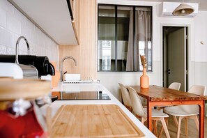 Popincourt X1 | Cozinha privada | Geladeira, micro-ondas, cooktop, chaleira elétrica