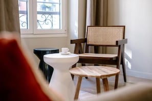 Popincourt 32 | Área de sala de estar | Smart TV de 43 pulgadas con canales por cable y Netflix