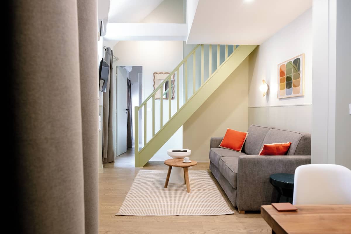 Popincourt 22 | Área de sala de estar | Smart TV de 43 pulgadas con canales por cable y Netflix