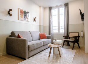 Popincourt 32 | Coin séjour | TV connectée de 43 pouces avec chaînes par câble, Netflix