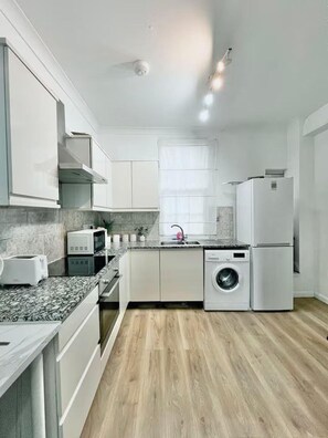 Lemari es, microwave, oven, dan kompor