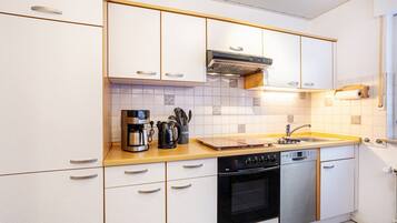 Kjøleskap, mikrobølgeovn, ovn og kokeplater