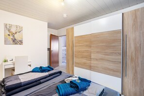 1 slaapkamer, een strijkplank/strijkijzer, wifi, beddengoed