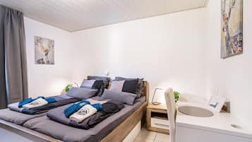 1 dormitori, planxa i posts de planxar, wifi i roba de llit