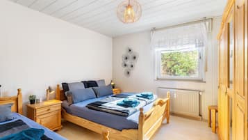 Iron/ironing board, WiFi, bed sheets