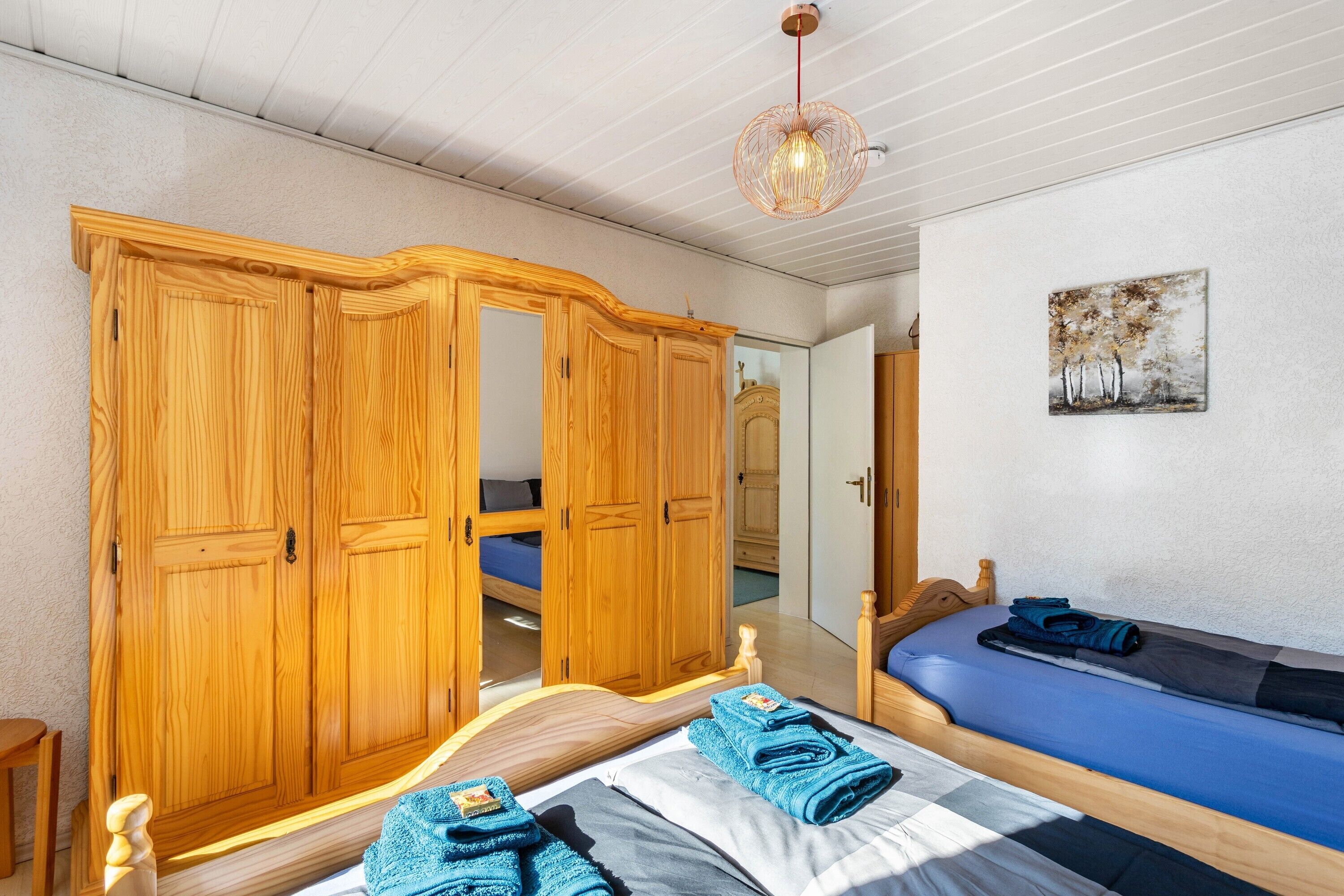 Tabla de planchar con plancha, wifi, ropa de cama