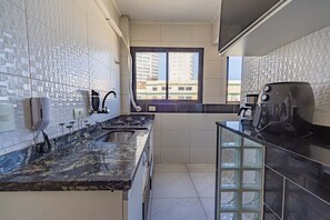 Private kitchen - Apto Pet Friendly Beira-mar c Garagem no Boqueirão (Praia Grande)