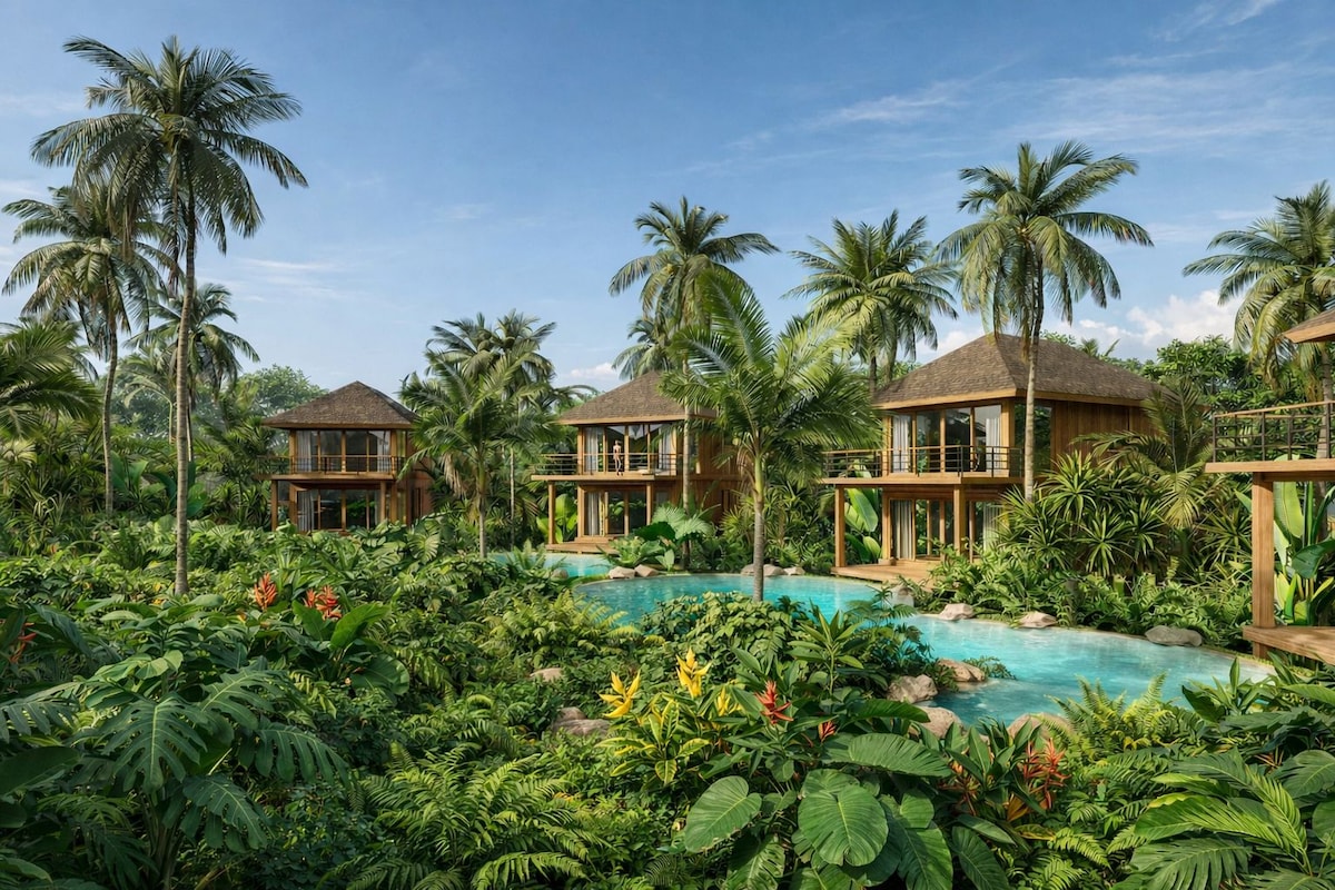 Een resort met meerdere houten bungalows, omringd door weelderige tropische begroeiing en een centraal gelegen zwembad.