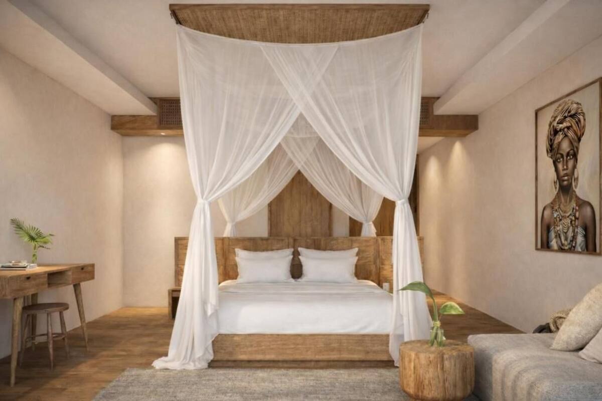 Ein Schlafzimmer mit einem hölzernen Bett, weißer Bettwäsche, einem Schreibtisch und einer Pflanze.