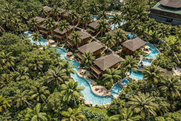 Exclusive Suite, 1 Bedroom, Non Smoking, Pool Access | Minibar, WiFi (free), bed sheets