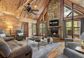 Smart TV, fireplace, books - Cozy Forest Retreat for Families and Friends (Broken Bow)