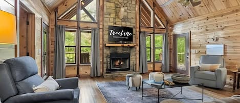 Smart-TV, Kamin, Bücher