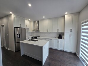 Private kitchen - GTA Get Away, central location, close to highway 407, minutes to Highway 401. (Brampton)