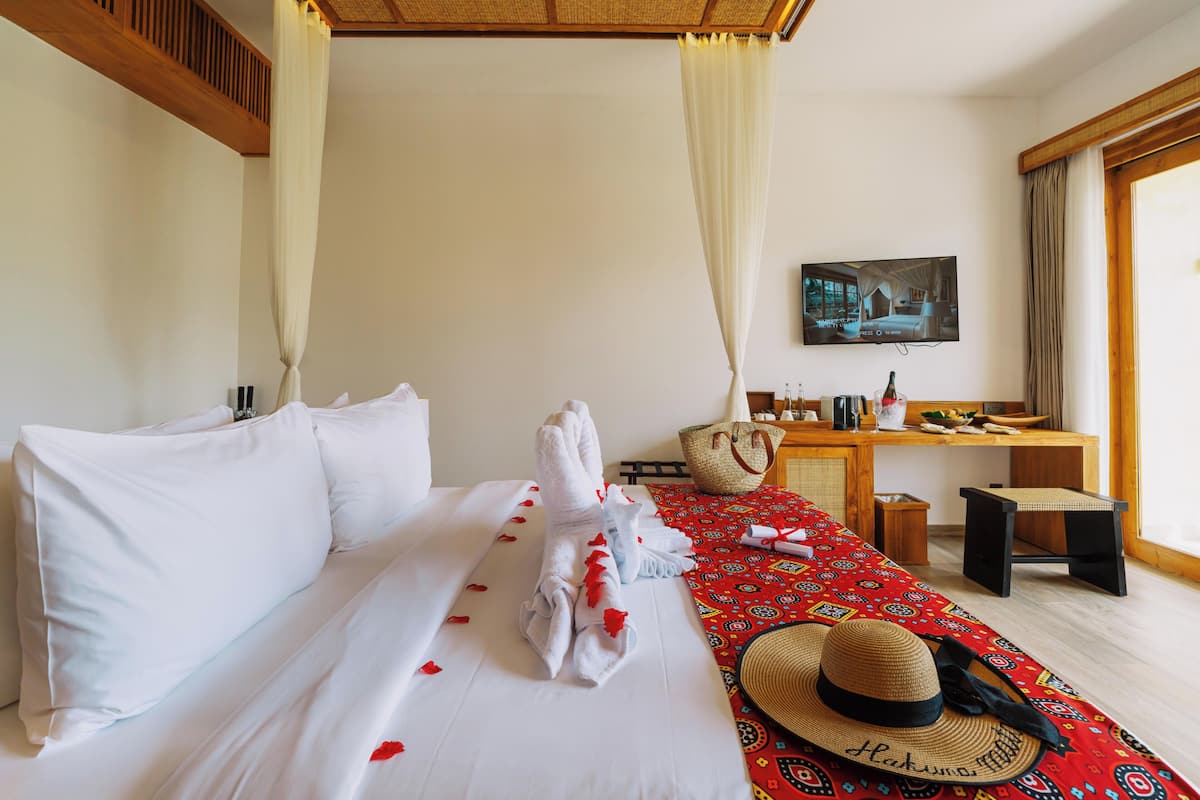 Minibar, in-room safe, cribs (free), WiFi (free)